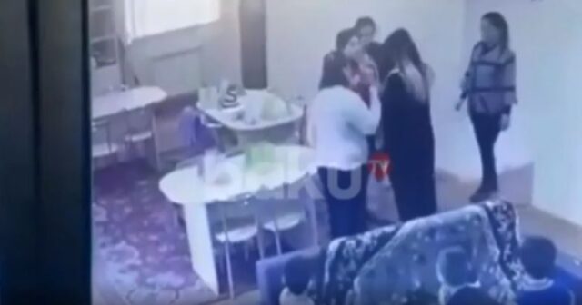 Bakıda uşaq bağçasında olay: Valideyn müəlliməni belə döydü – VİDEO