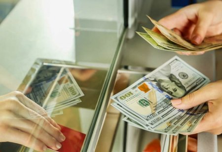 Banklar dolların alış qiymətini niyə qaldırıb – “Əcaib” səbəb