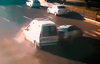 Bakıda xəstə daşıyan ambulans qəza törətdi – ANBAAN VİDEO