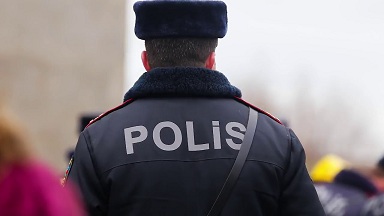 Jurnalistlərə təzyiq göstərən polis əməkdaşı işdən çıxarıldı – RƏSMİ