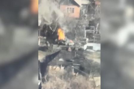 Rusiya tankı vuruldu – Tankçı yanan halda canını qurtarmaq istədi + VİDEO