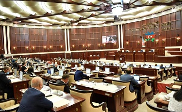 Parlamentdə pensiya yaşının azaldılması istənildi: “Kişilərdə 63, qadınlarda 60 yaş olsun”