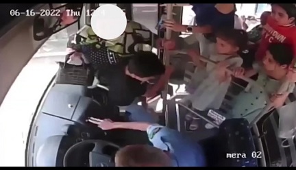 Qadını avtobusdan itələyib yıxan sürücü işdən çıxarıldı – VİDEO