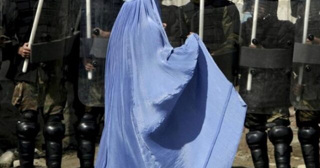 “Taliban” qadınların kişilər olmadan həkimə getməsini qadağan edib