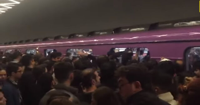 Metroda biabırçı mənzərə – Hamı bu görüntüdən danışır – VİDEO