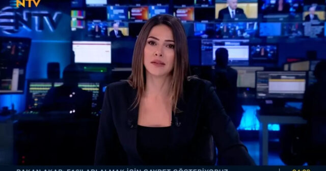 NTV-nin aparıcısı zəlzələ zamanı canlı yayımda çətin anlar yaşadı – VİDEO