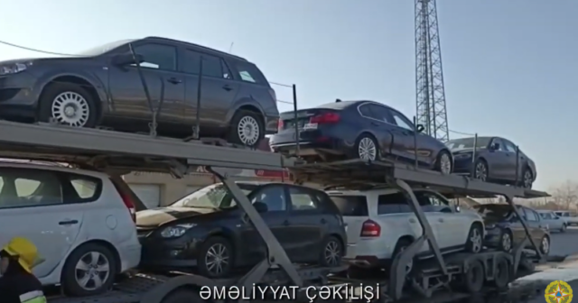 Kürdəmirdə avtomobilləri daşıyan maşın yandı – Video