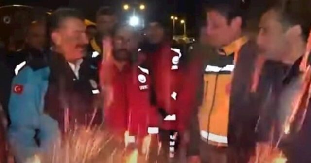Türkiyədə nazirin qarşısında durduğu tonqal partladı – Video