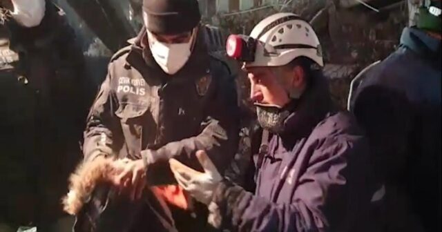 FHN xilasediciləri Hatayda tapdıqları qızıl və zinət əşyalarını polisə təhvil veriblər – VİDEO