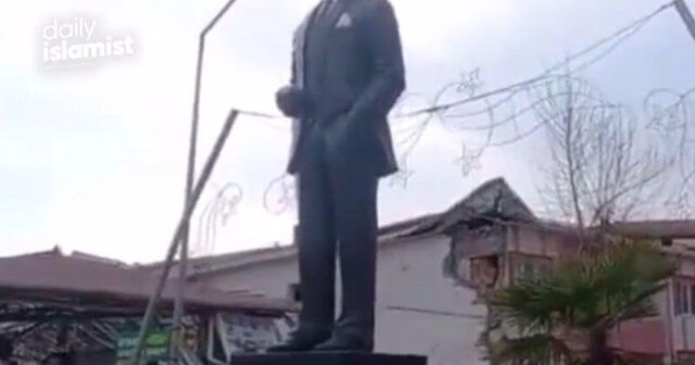 Zəlzələ Adıyamanda Atatürkün heykəlini dağıda bilməyib – VİDEO
