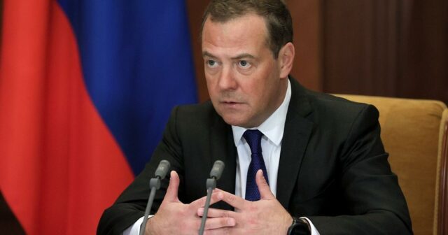 Medvedev: “Rusiya nüvə silahından istifadə edə bilər”