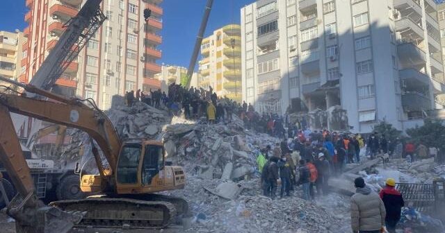 Zəlzələdə 70 nəfərin öldüyü binanın podratçısından şok etiraf: “Binanı tikdiyim yer…”