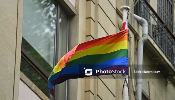 BRİTANİYA SƏFİRİ BAKIDA LGBT BAYRAĞI QALDIRDI… – FOTO