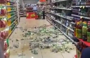 Bakıda marketdə qəribə olay – “Araq haramdır” deyib hamısını sındırdı – VİDEO