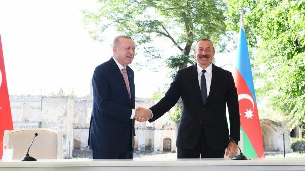 İlham Əliyev Ərdoğanı qarşıladı – VİDEO