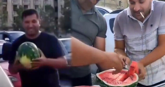 Saatlarla tıxacda qalan sürücülər qarpız kəsib yedilər – Video