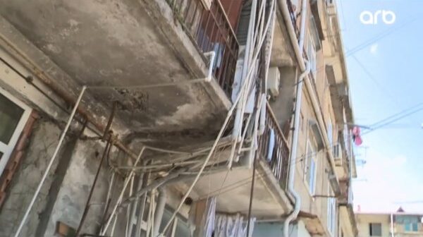 Sumqayıtda borulardan asılı qalan yaşayış binası: 200 ailə bu şəraitdə yaşayır (VİDEO)