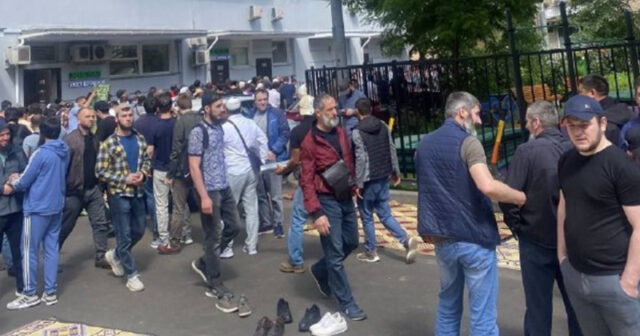 Moskvanın mərkəzində müsəlmanlar etiraz aksiyası keçirir (VİDEO)