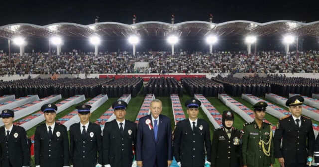 Ərdoğanla azərbaycanlı polis tələbə arasında məzun gecəsində MARAQLI DİALOQ – VİDEO