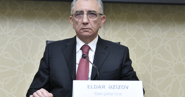 ELDAR ƏZİZOVUN ADAMI AYAQQABISINI İŞÇİSİNƏ TƏMİZLƏTDİRİR – FOTO