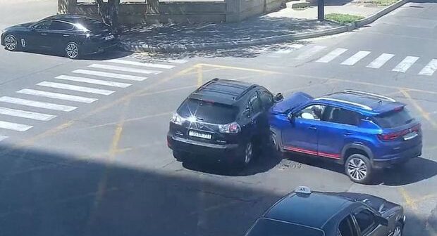 Bakıda qırmızı işıqda keçən sürücü qəza törədib – ANBAAN VİDEO