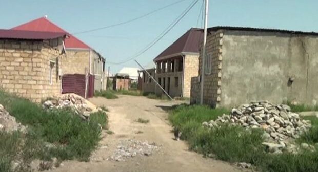 Keçmiş icra başçısı vətəndaşın torpağını əlindən alaraq bir neçə şəxsə satıb? – İDDİA – VİDEO