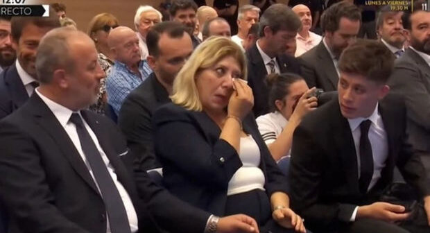 Arda Gülərin anası oğlunun imza mərasimində göz yaşları tökdü – VİDEO