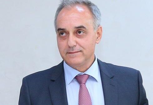 BİNƏQƏDİ İCRA BAŞÇISINDAN ÖZBAŞINALIQ: POLİTOLOQUN HASARINI SÖKDÜRDÜ – FOTO