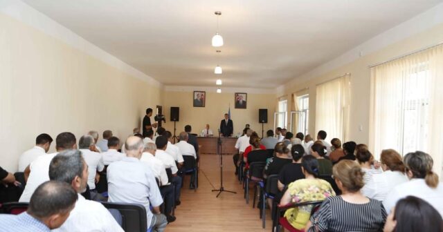 Şirvan İcra Hakimiyyətinin başçısı Bayramlı qəsəbəsində sakinlərlə səyyar görüş keçirib