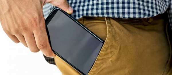 “Telefonu şalvarın cibinə qoymayın” – Uroloqdan kişilərə XƏBƏRDARLIQ