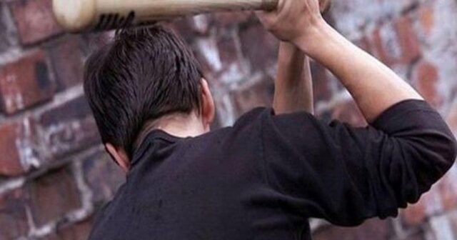 Kişi ondan xəbərsiz yasa gedən arvadını döydü, dəmirlə qayını oğlunun başını yardı