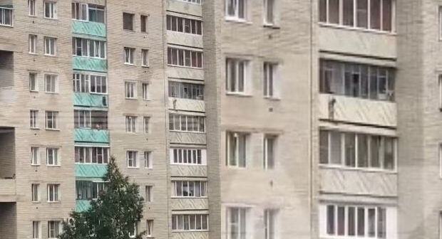 Üç yaşlı uşaq yeddinci mərtəbədən asılı vəziyyətdə qaldı – ANBAAN VİDEO