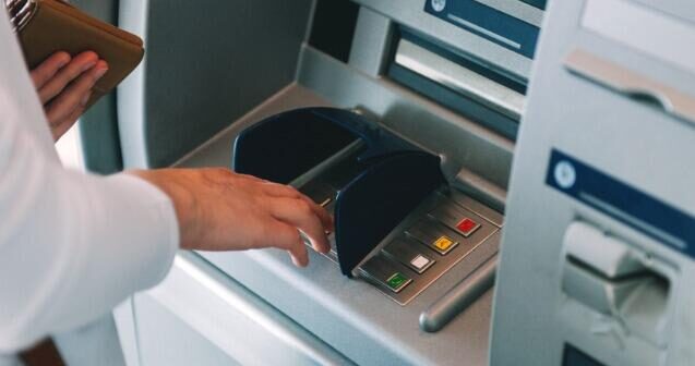 PLASTİK KARTLARLA XARİCƏ GEDƏNLƏRİN DİQQƏTİNƏ… 10 MİN DOLLARDAN ARTIQ NAĞDLAŞDIRA BİLMƏYƏCƏKSİZ…