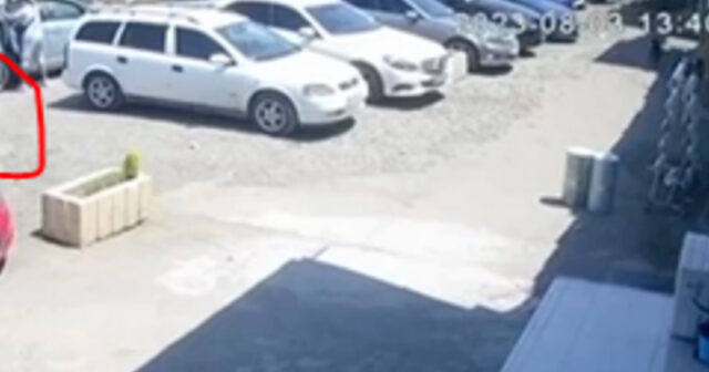 Azərbaycanlı iş adamına hücum anının görüntüləri – Başından vuruldu (VİDEO)