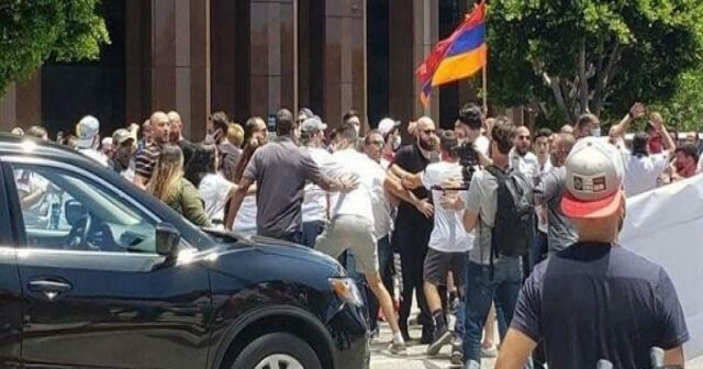 LOS-ANCELESDƏKİ ERMƏNİLƏR AZƏRBAYCAN KONSULLUĞU QARŞISINDA ETİRAZ AKSİYASI KEÇİRİRLƏR