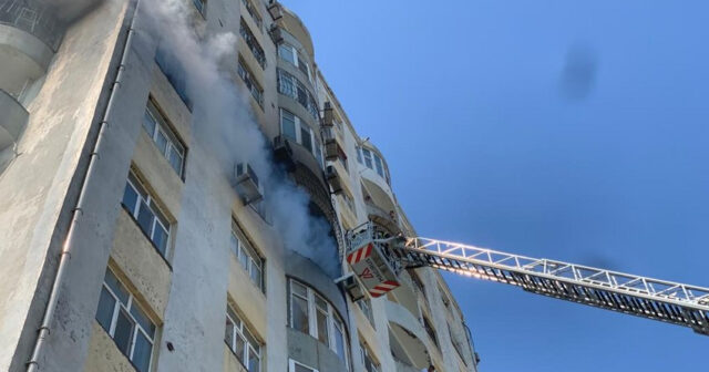 Bakıda yaşayış binasında yanğın: 10 nəfər təxliyə edildi