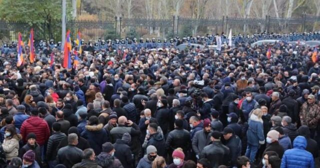 İRƏVAN QARIŞDI: PAŞİNYAN, “DAVAY, DO SVİDANİYA!”