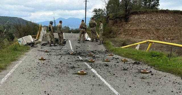 Separatçılar qaçmazdan əvvəl Ağdərədə yolu minalayıblar (FOTO)