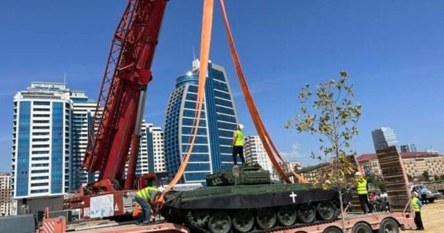 Albert Aqarunovun vurduğu erməni tankı Hərbi Qənimətlər Parkında quraşdırılır – FOTO,VİDEO