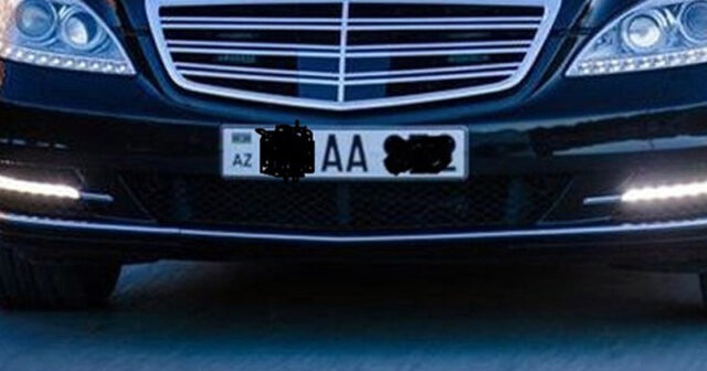 Azərbaycanda məmurun “AA” nömrəli xidməti maşınının şüşələri sındırıldı – Ailə münaqişəsi