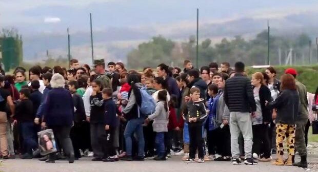 Beş minə yaxın erməni Qarabağda sülhməramlıların bazasına gəlib – VİDEO