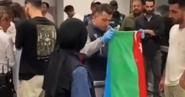Türk polisi bayrağımızı öpərək alnına qoydu – Video