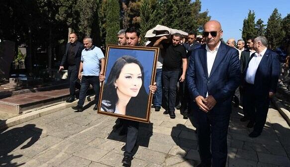 Prezidentin köməkçiləri Qənirə Paşayevanın dəfnində – Foto