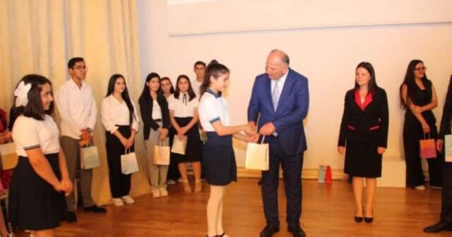 İcra başçısı 600 bal toplayanlara 6 manatlıq saat hədiyyə etdi – FOTO