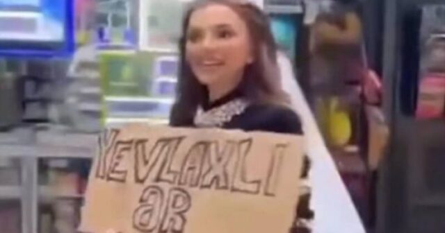 “Yevlaxlı ər axtarıram” yazıb, küçələrə düşdü – 28 mayda qəribə ” mənzərə” – VİDEO