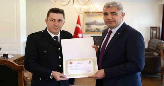 Azərbaycan bayrağını öpən türk polis mükafatlandırıldı (VİDEO)