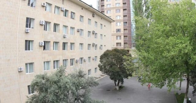 Azərbaycanda xəstəxananın eyvanı ÇÖKDÜ