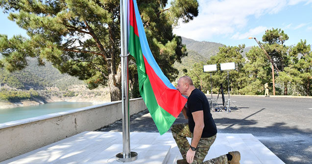 İlham Əliyev Sərsəng su anbarının ərazisində Dövlət Bayrağını ucaltdı