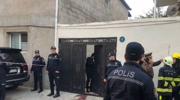 Sumqayıtda evə silahlı hücum – Ailənin iki üzvü öldürüldü, 4 nəfər yaralanıb (FOTO, VİDEO)
