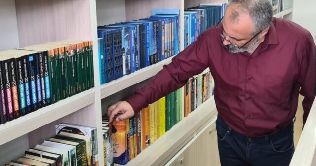 Davit Babayana eynək və kitab verildi – FOTO
